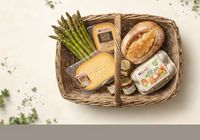 Rieten mand met kaas, brood, eieren en asperges
